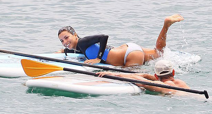 Eva Longoria fait du Stand Up Paddle en bikini !