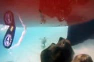 Une caméra immergée sous un sup à Hawaii
