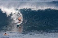 Connor Baxter dans les belles vagues de Maui, Hawaii