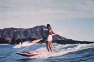 Magnifique vidéo de Duke Kahanamoku surfant avec une rame !