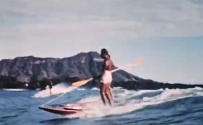 Magnifique vidéo de Duke Kahanamoku surfant avec une rame !