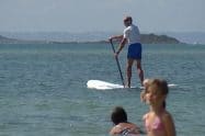 Les CRS de Saint Malot surveillent la plage en stand up paddle