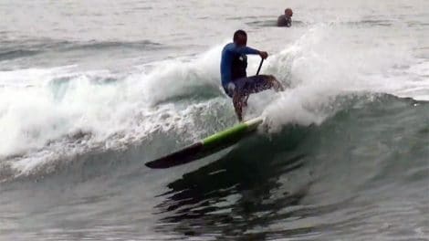 Antony Vela avec son stand up paddle Infinity Surfboards