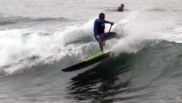 Antony Vela avec son stand up paddle Infinity Surfboards