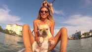 Une planche de stand up paddle, deux filles et un bouledogue !