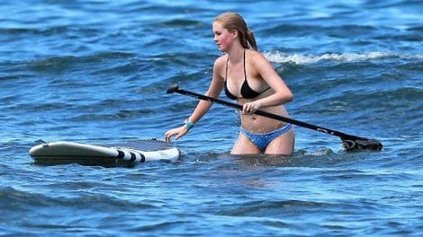 Ireland Baldwin, la fille de Kim Basinger en stand up paddle