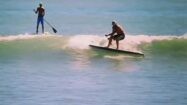 Surfer en stand up paddle sans aileron !