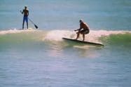 Surfer en stand up paddle sans aileron !