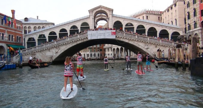 Faire du stand up paddle sur les canaux de Venise c’est possible, découvre nos conseils afin d’être prêt pour ton départ. 