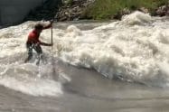 Kai Lenny fait du stand up paddle en rivière !