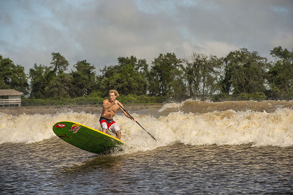 Robby Naish surfe la plus longue vague de rivière au monde