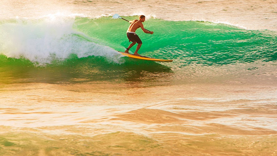 Surfer en sup sur un reef break ou un beach break, que choisir ?