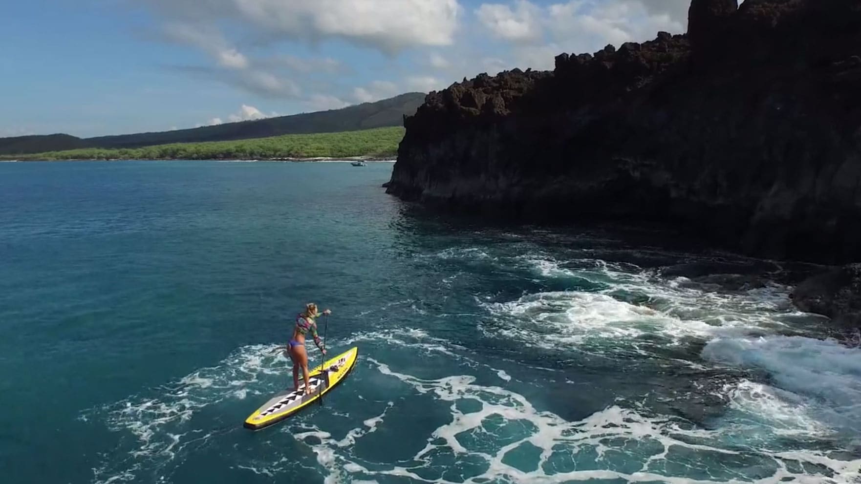 Ashley Baxter en stand up paddle à Maui