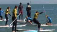 Des collégiens découvrent le sup sur la plage de Pourville