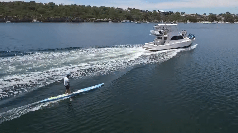 Le team NSP et Travis Grant surfent derrière un bateau