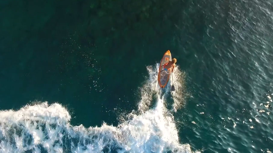 Stand up paddle surfing in Hawaï paradise