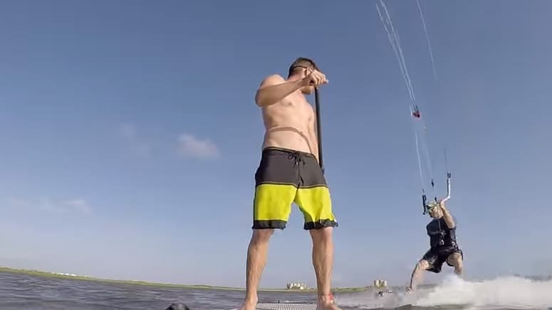 Vidéo stand up paddle propulsé par une aile de kite