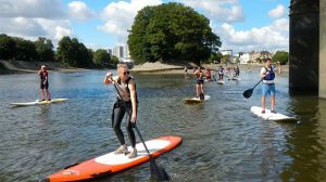 Stand up paddle sur la Tamise à Londres et nettoyage des berges