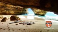 Vidéo Stand up paddle boarding through algarve’s legendary benagil caves