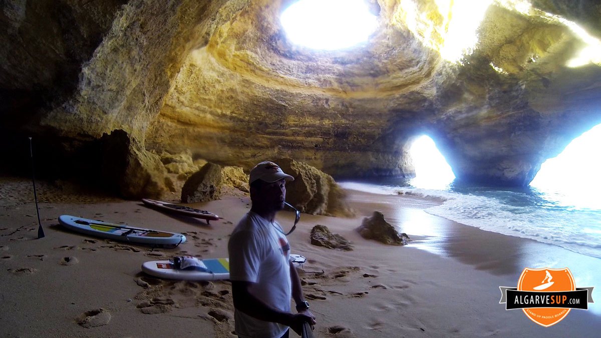 Vidéo "Stand up paddle boarding through algarve’s legendary benagil caves"