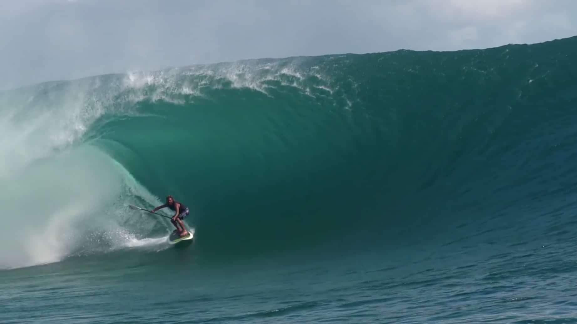 Kealii Mamala surfe Teahupoo en stand up paddle