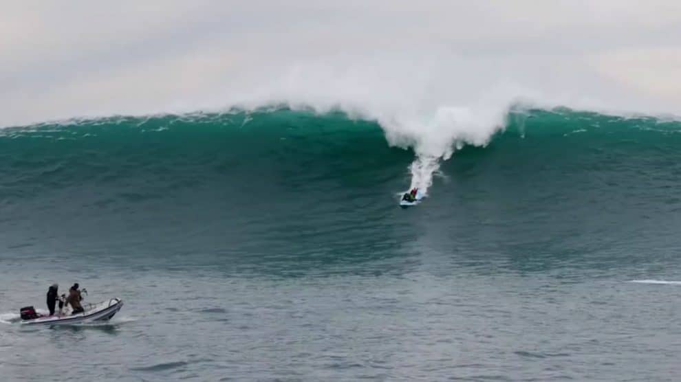 Le Goliath Sup d'Anonym surf l'énorme vague de Belharra