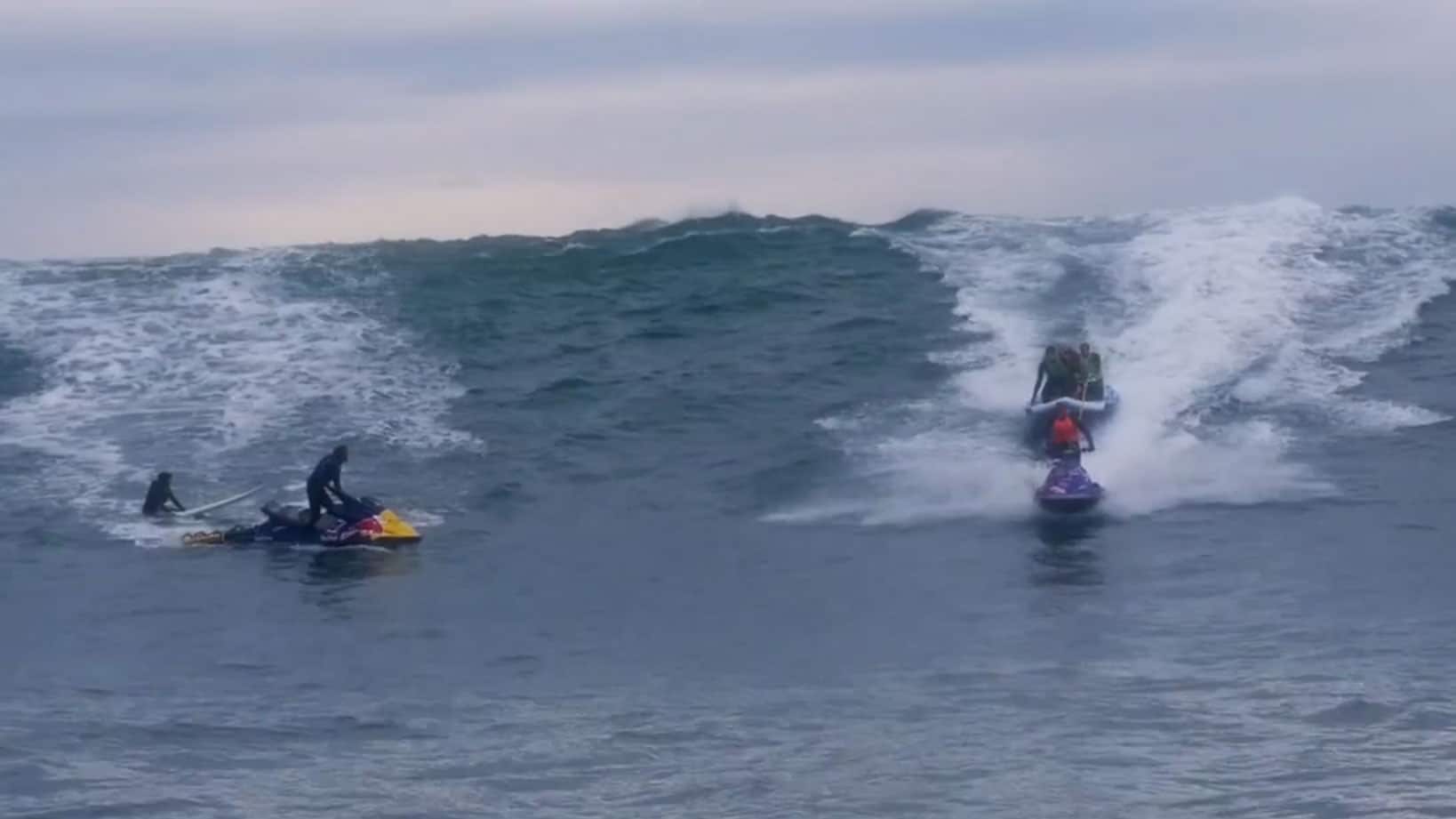 Le Goliath Sup d'Anonym surf l'énorme vague de Belharra