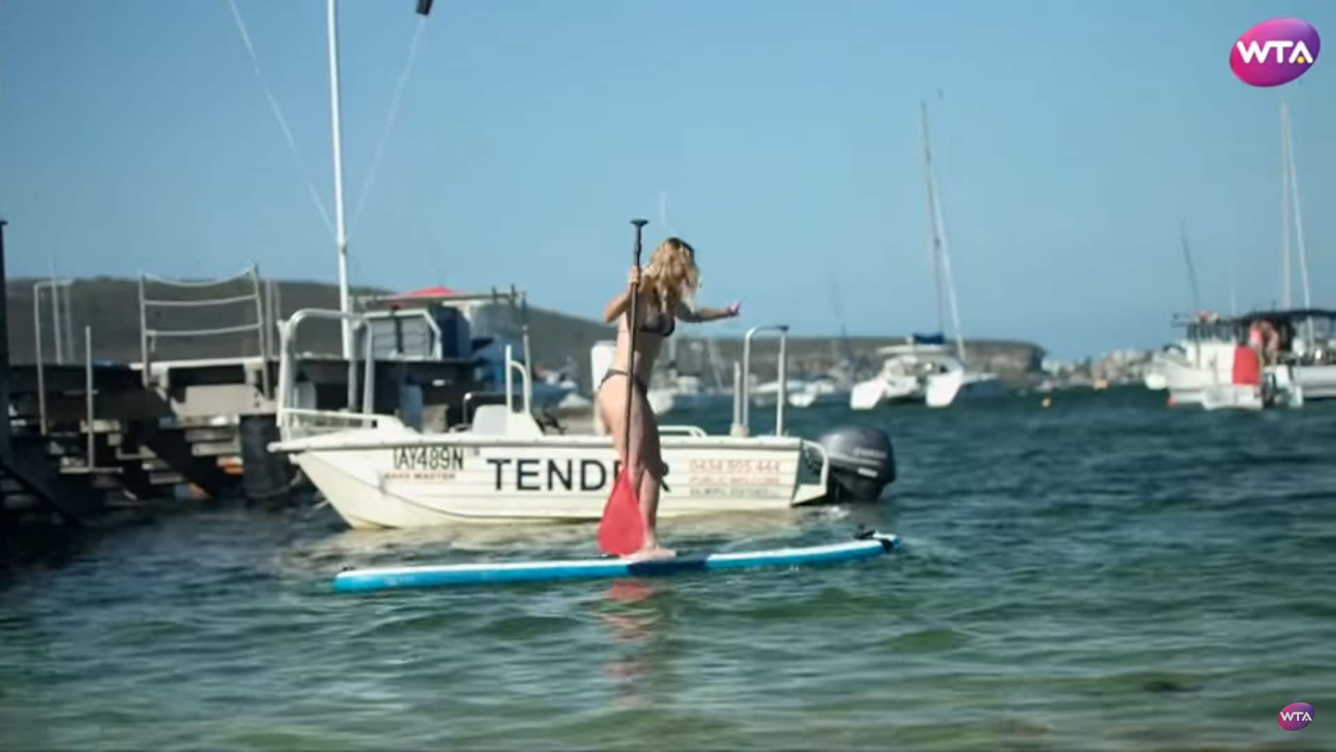 La championne de tennis Caroline Wozniacki essaye le stand up paddle
