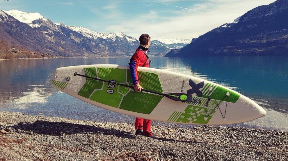 Faire du stand up paddle sur le lac de Brienz en Suisse