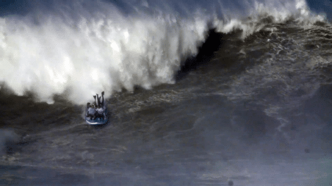Le Big Sup d'Anonym surf la vague monstrueuse de Nazaré
