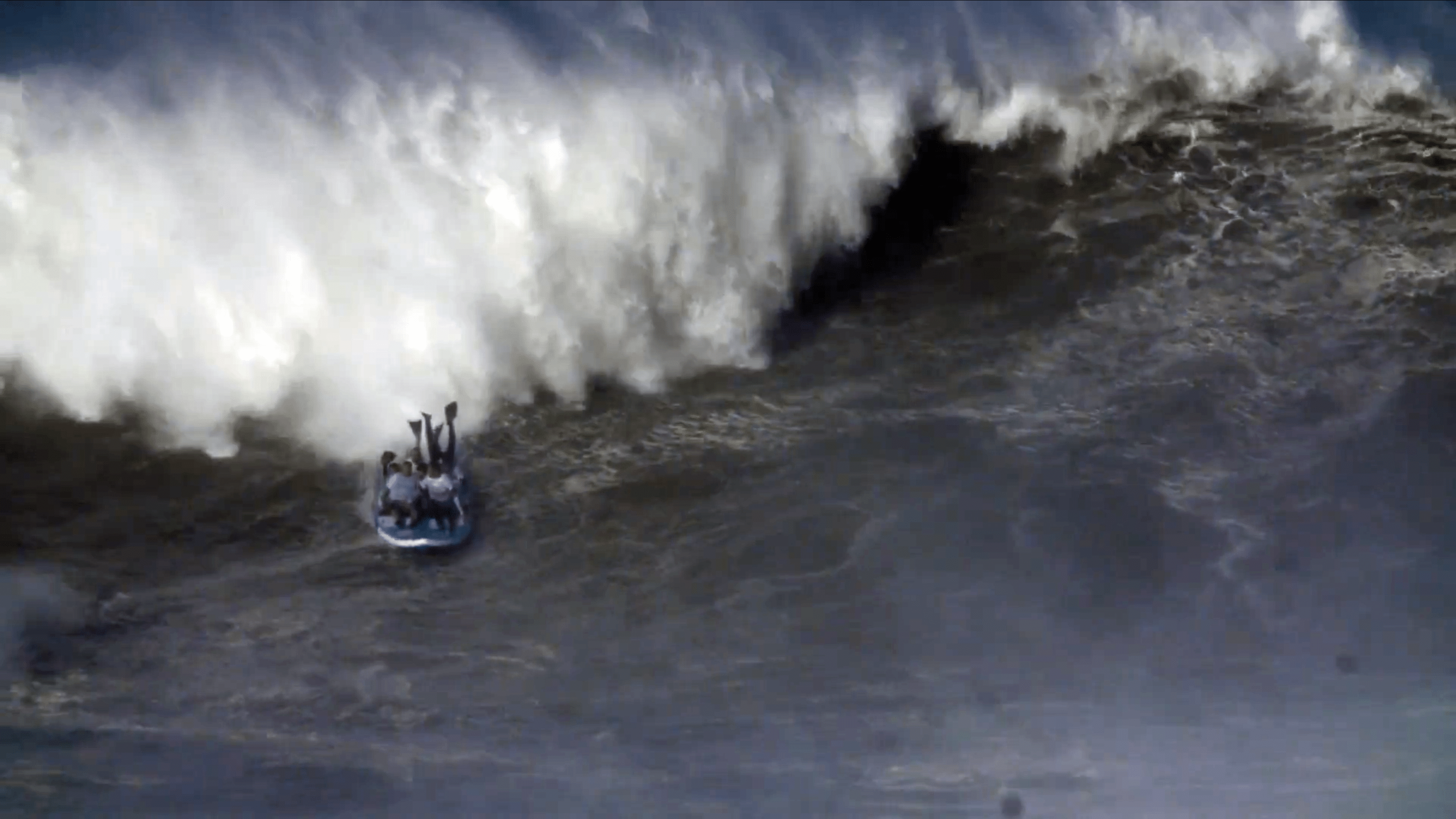 Le Big Sup d’Anonym surf la vague monstrueuse de Nazaré