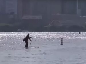 Scott Holt se rends à son travail en stand up paddle