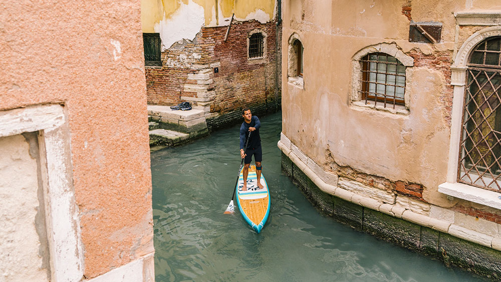 Faire du stand up paddle sur les canaux de Venise c’est possible, découvre nos conseils afin d’être prêt pour ton départ. 
