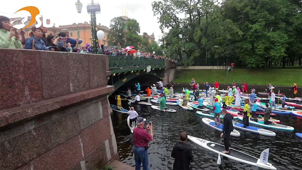 Des amateurs de sup déguisés voguent sur les canaux de Saint-Pétersbourg