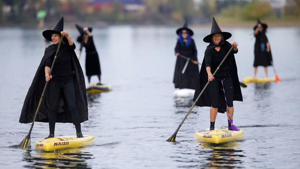 Des sorcières manient la pagaie et naviguent sur la Willamette