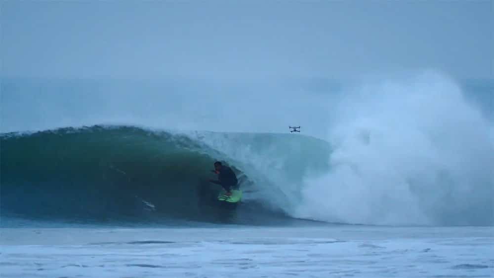 SUP, il surf en paddle entre d'immenses vagues au Pérou