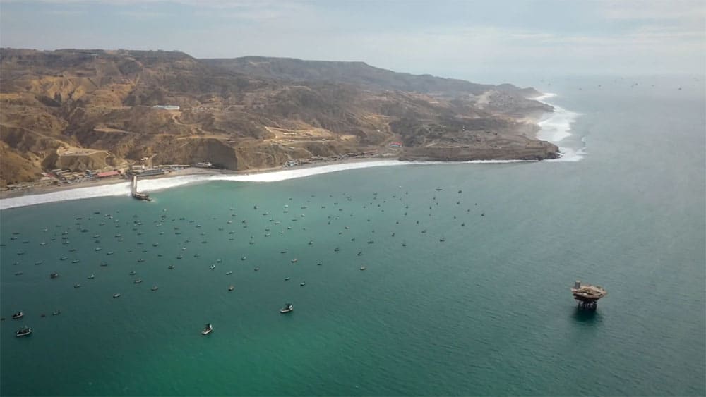 SUP, il surf en paddle entre d'immenses vagues au Pérou
