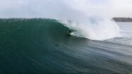 SUP, il surf en paddle entre d'immenses vagues au Pérou