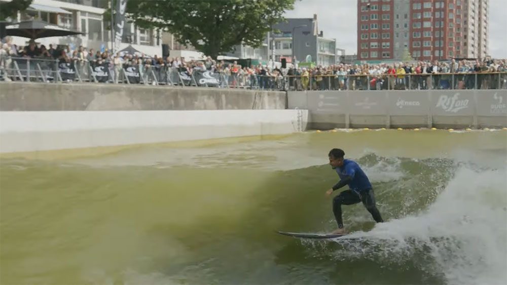 Surfer à Rotterdam sur une vague artificielle gratuite