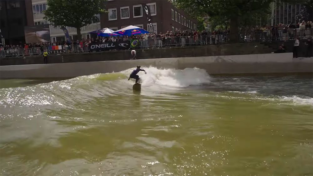 Surfer à Rotterdam sur une vague artificielle gratuite