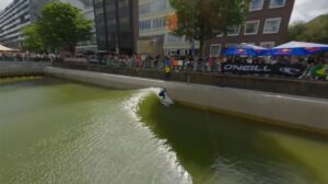 Surfer à Rotterdam sur une vague artificielle gratuite