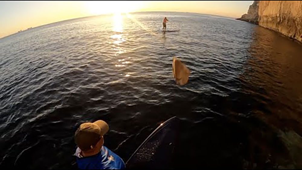 Il manque de se faire assommer par une pierre en paddle