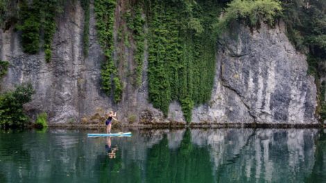 Explorer la vallée de la Soča, paradis du stand up paddle
