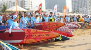Quy Nhon, 120 athlètes pour une course de stand up paddle
