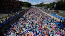 Des centaines de paddle défilent sur la rivière Yauza à Moscou