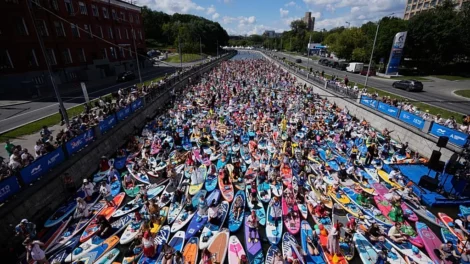 Des centaines de paddle défilent sur la rivière Yauza à Moscou